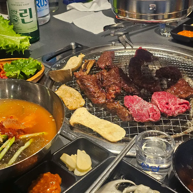 숯불 위에서 노릇하게 구워지는 고기