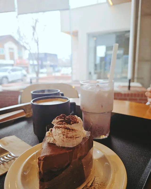 맛있는 케이크와 음료