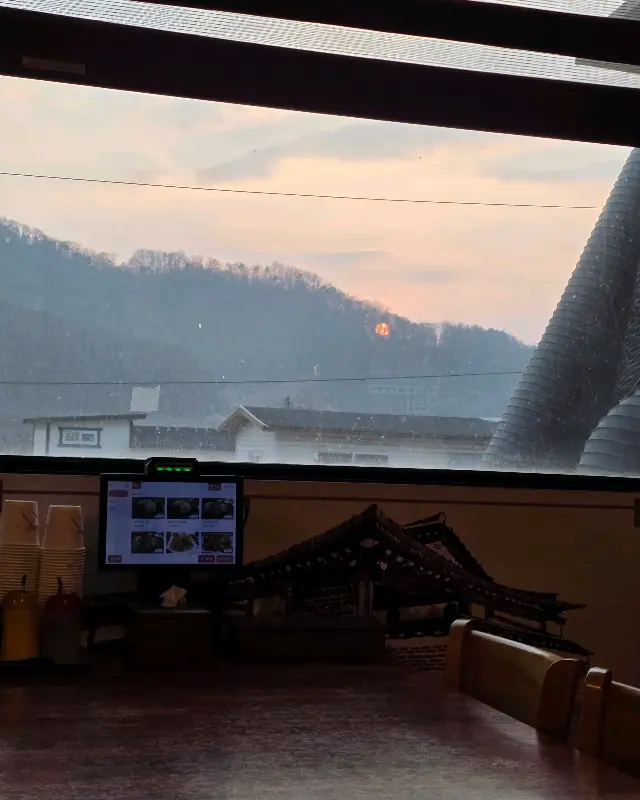 창밖으로 보이는 아름다운 석양