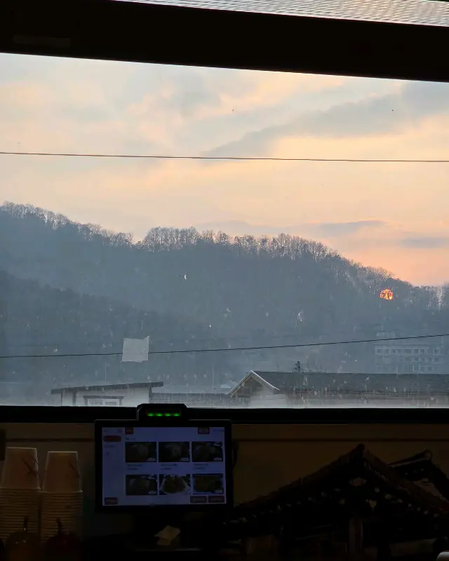 저녁 노을이 아름다운 식당 풍경