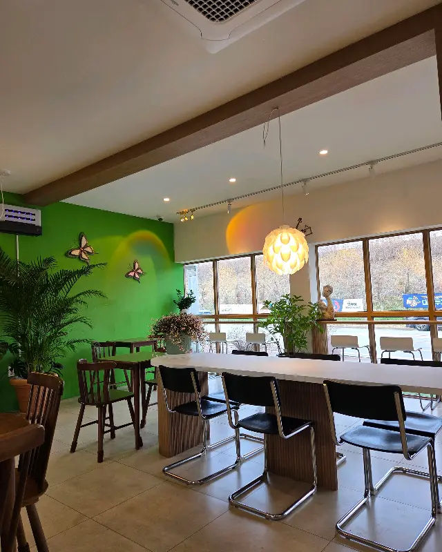 카페 내부 전경