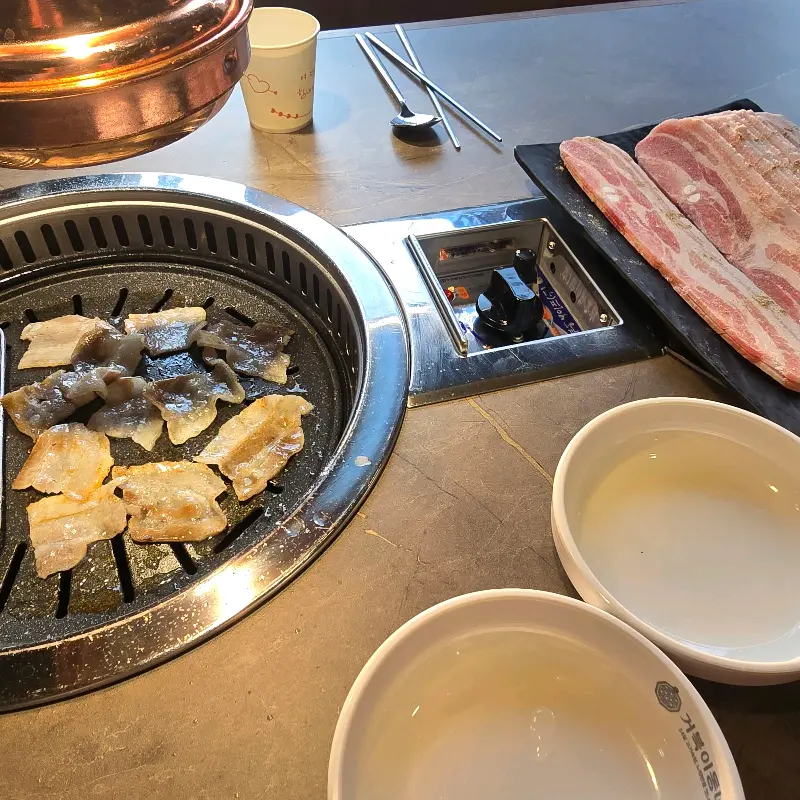 불판에 구워진 삼겹살