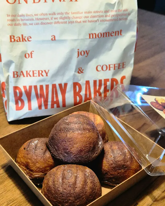 바이웨이 베이커스 로고가 새겨진 쇼핑백