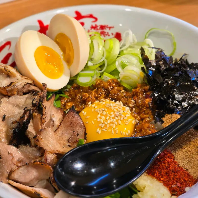 니꾸니꾸 마제소바의 화려한 비주얼