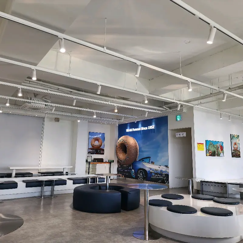 넓고 쾌적한 랜디스 도넛 2층 카페 내부