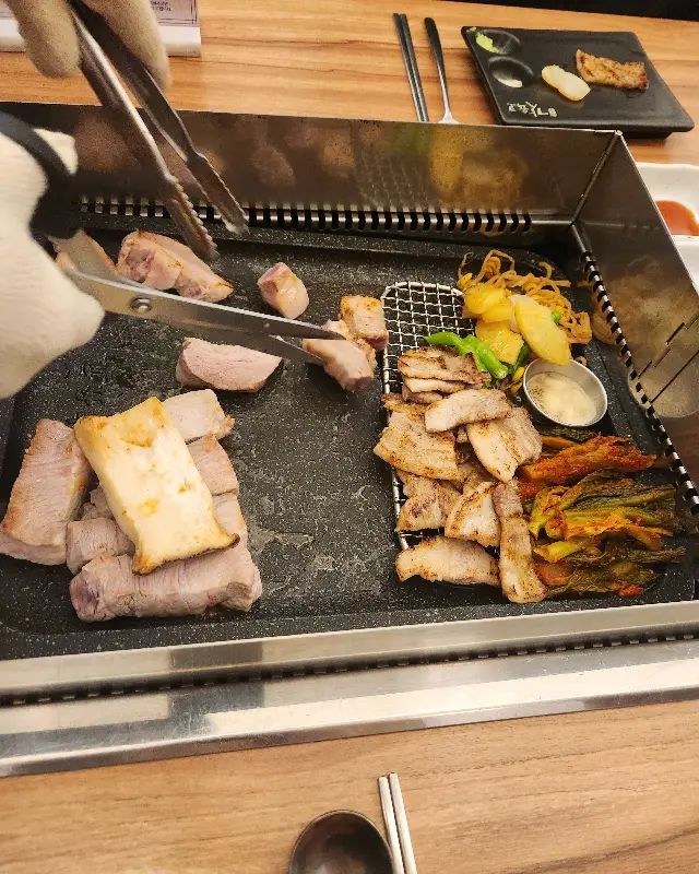 사장님이 직접 고기를 구워주는 모습