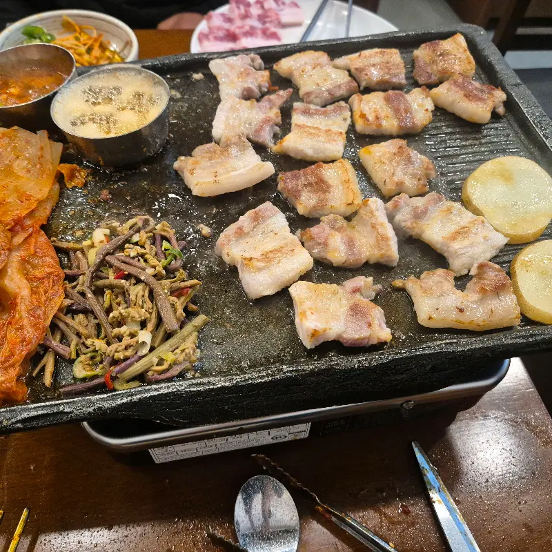 숯불과 삼겹살, 김치의 조화
