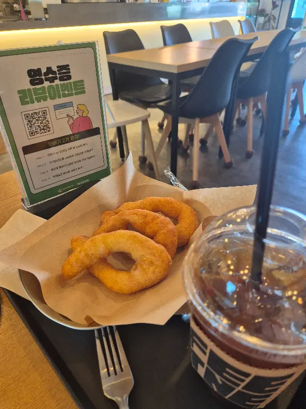 찹쌀 꽈배기와 아이스 아메리카노