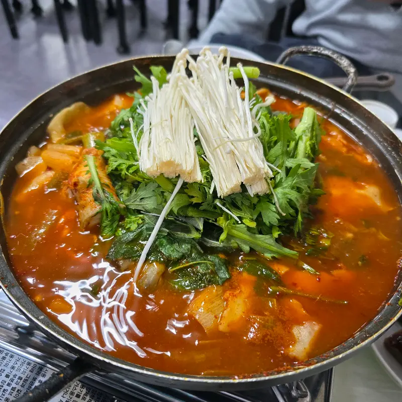 맛있게 끓고 있는 쏘가리 매운탕