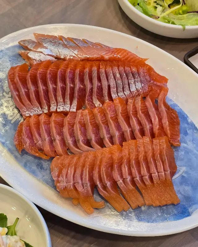 윤기가 흐르는 송어회