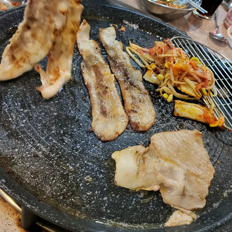 노릇하게 구워진 삼겹살