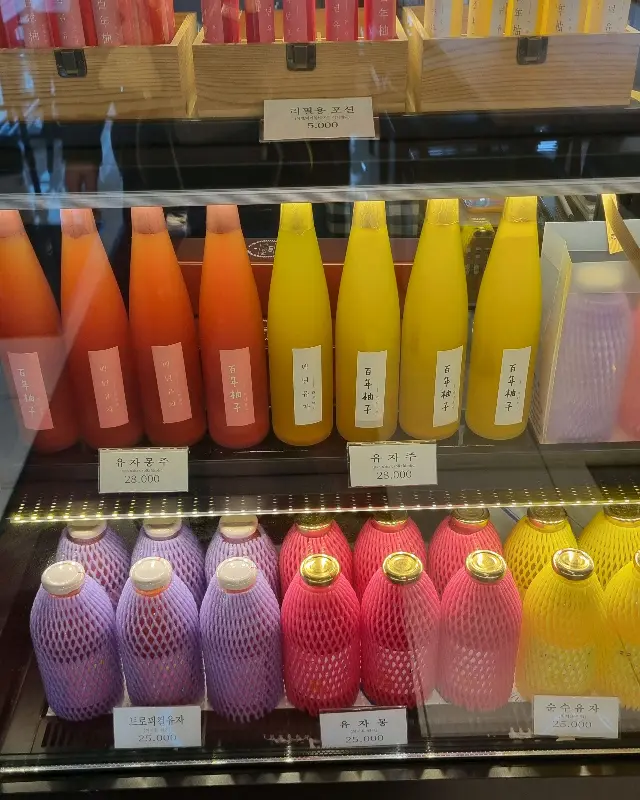 쇼케이스에 진열된 다양한 유자청