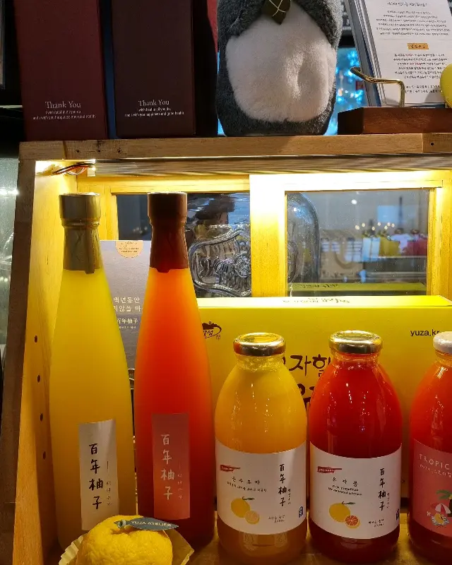 유자청과 유자빵이 함께 진열된 모습