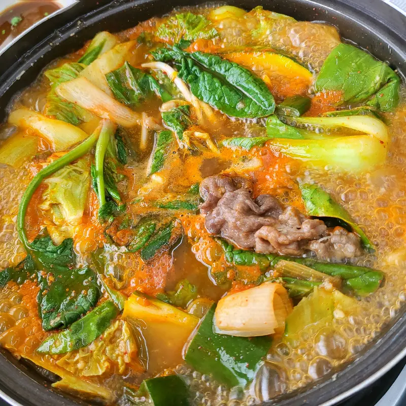 샤브샤브 냄비 안에서 끓고 있는 야채와 소고기