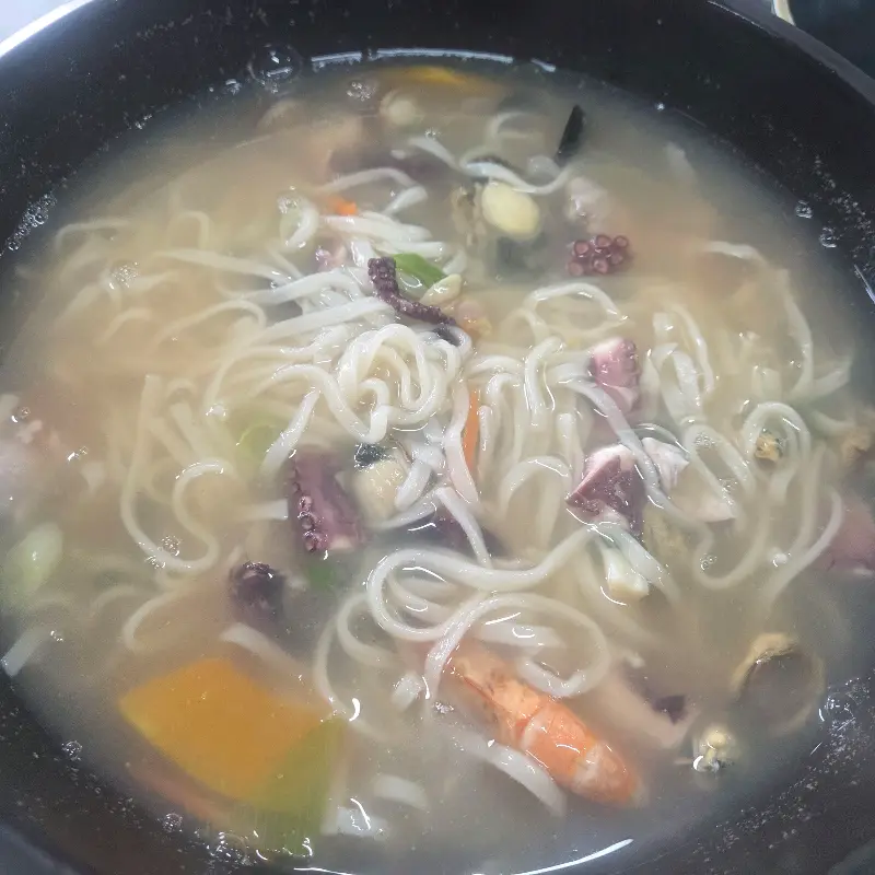 해물칼국수의 면발과 해산물