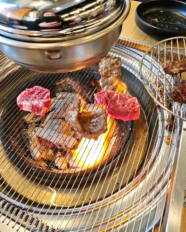 숯불 위에서 익어가는 소고기