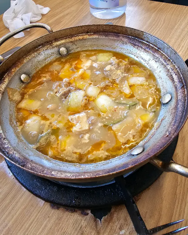 뚝배기에 담겨 나온 된장찌개의 모습