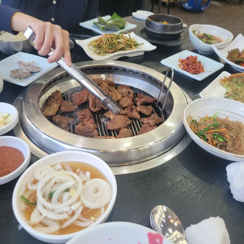 다양한 밑반찬과 함께 구워지는 돼지갈비