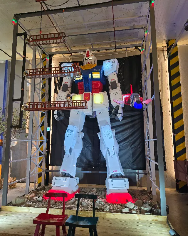 한우공장1979의 상징과도 같은 거대한 건담 로봇