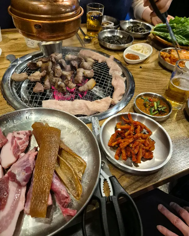 다채로운 밑반찬과 함께 즐기는 뒷고기