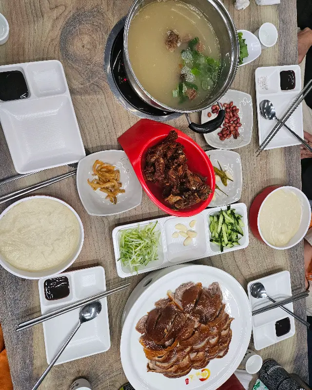 테이블 가득 차려진 북경오리 한 상 차림
