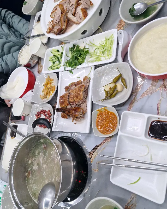 다양한 곁들임 메뉴와 함께 즐기는 북경오리