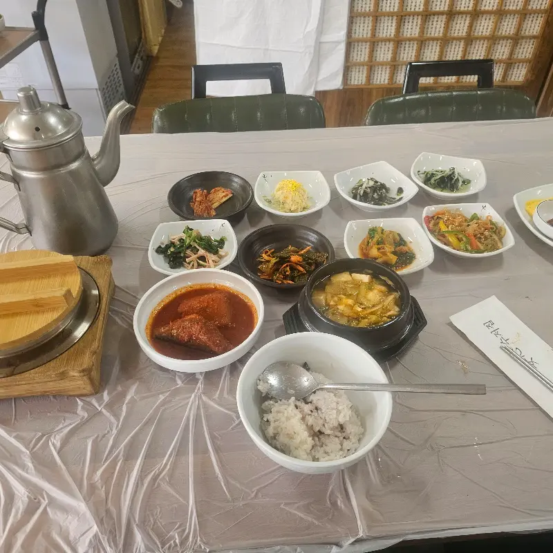 따뜻한 숭늉이 담긴 주전자