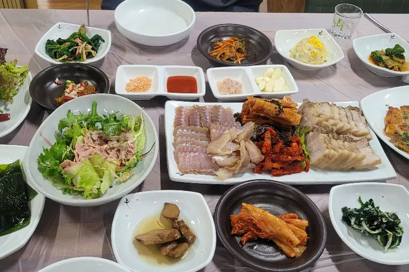 다채로운 밑반찬들이 정갈하게 담겨 있는 모습