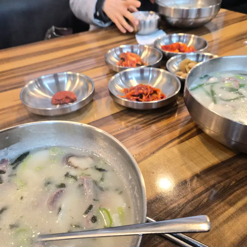 정갈하게 차려진 밑반찬