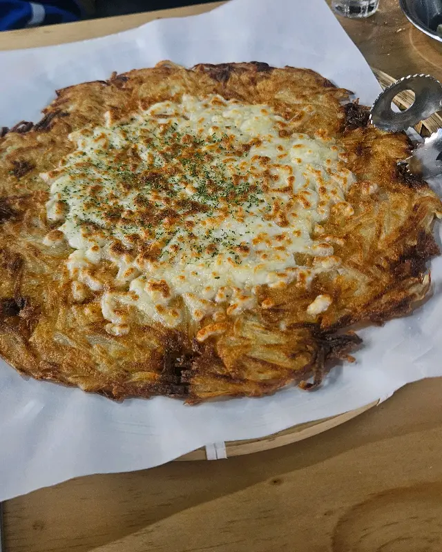 치즈가 듬뿍 올려진 감자전