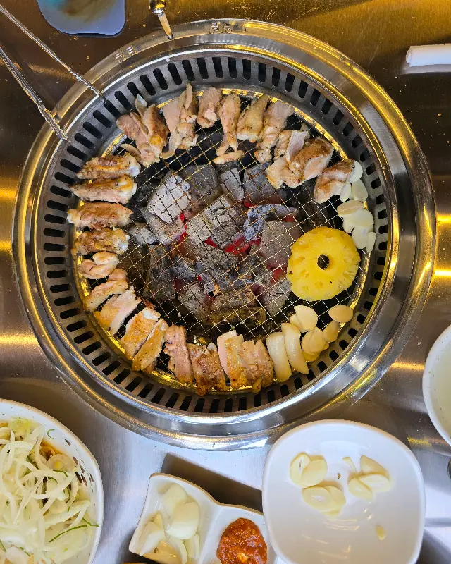 숯불 닭갈비가 구워지는 모습