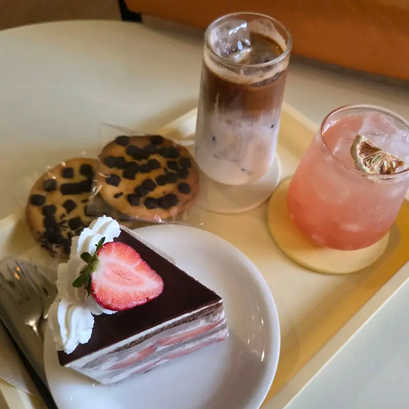 다양한 케이크와 음료