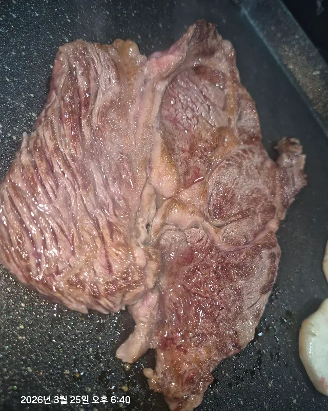 숯불 위에서 익어가는 알등심