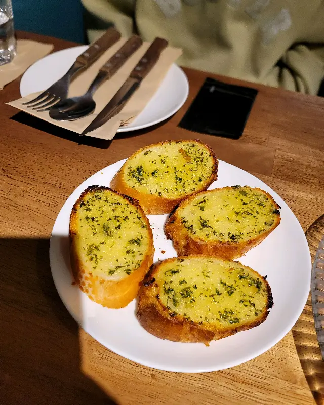 갓 구워져 따뜻한 마늘빵