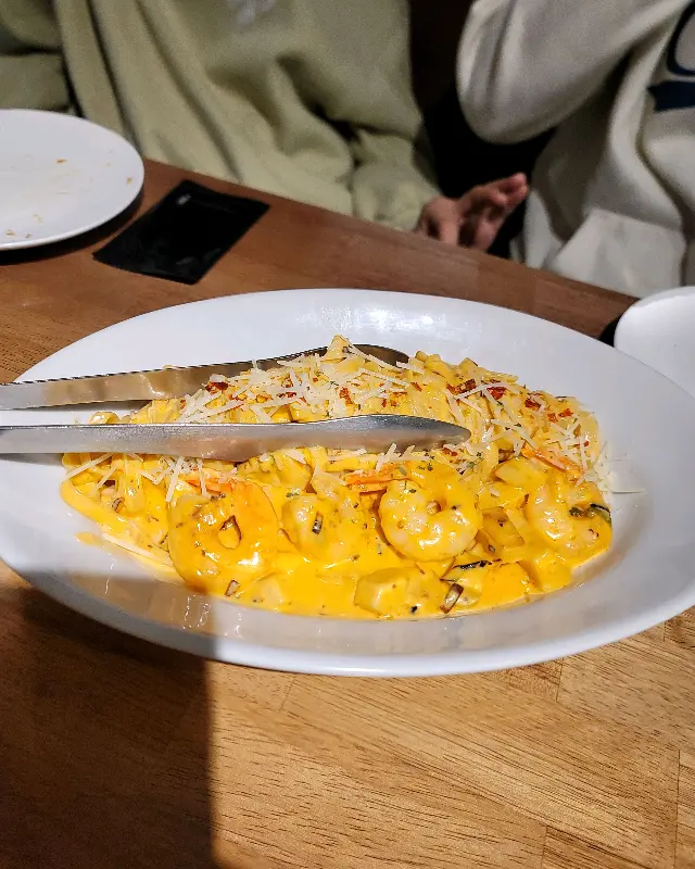 크림 소스가 듬뿍 올려진 투움바 파스타