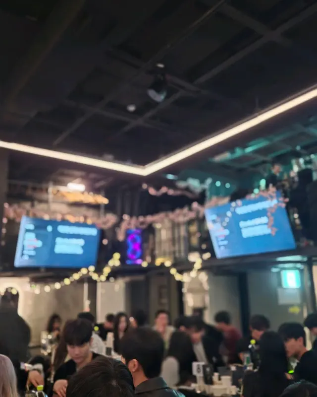 활기찬 분위기 속에서 대화를 나누는 사람들