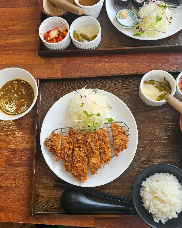 돈가스 한 상 차림