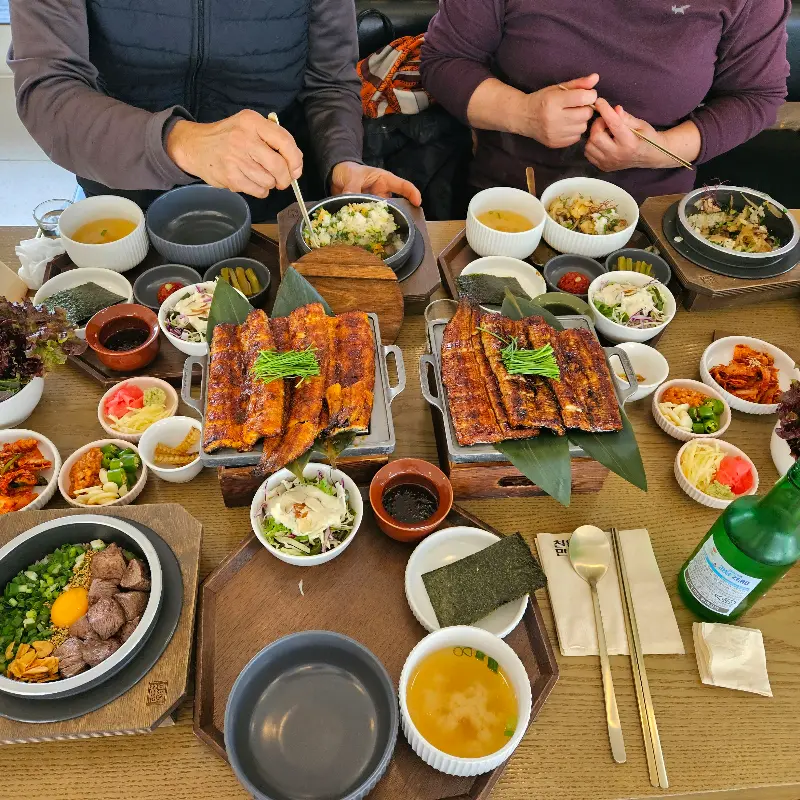 칠암만장에서 맛있는 식사를 즐기는 사람들