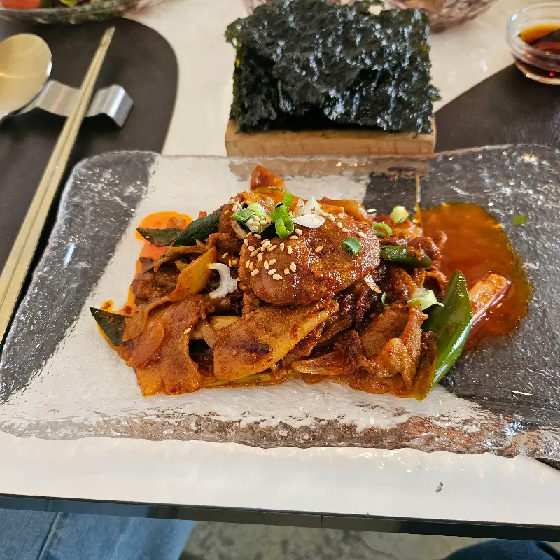 정갈하게 차려진 솥밥 한 상