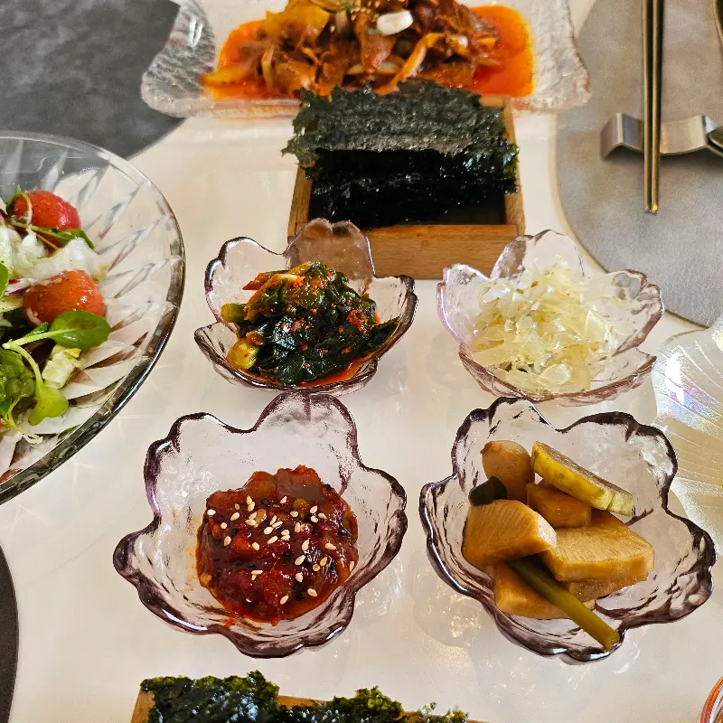 다채로운 밑반찬 구성