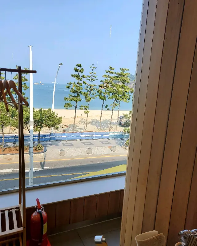 탁 트인 오션뷰가 인상적인 샤브20의 창가 좌석