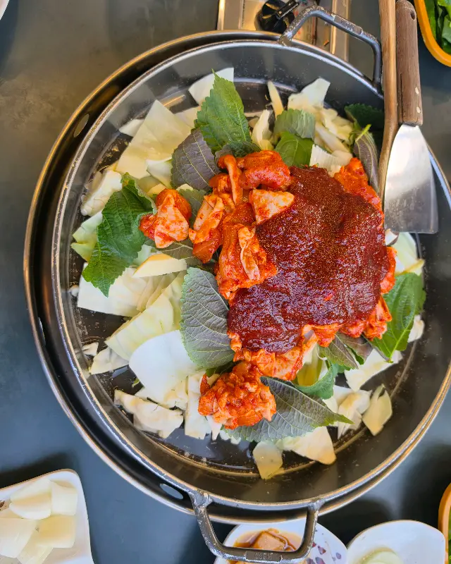 철판 닭갈비가 익어가는 모습