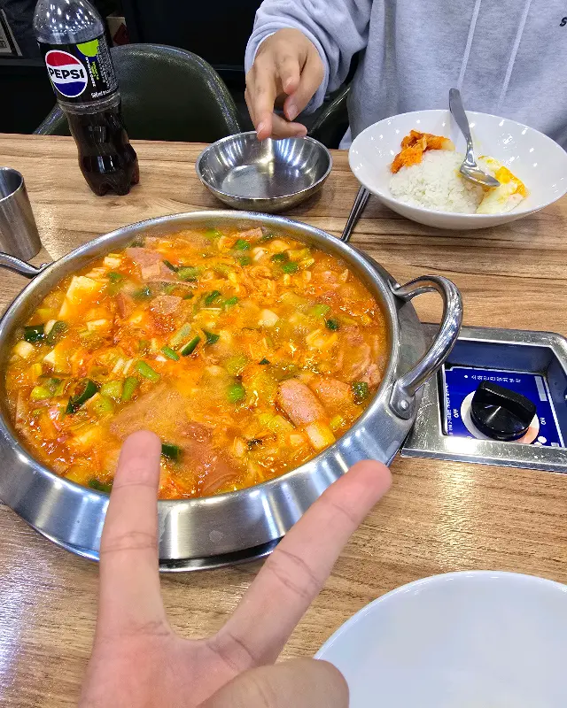 부대찌개가 끓고 있는 모습