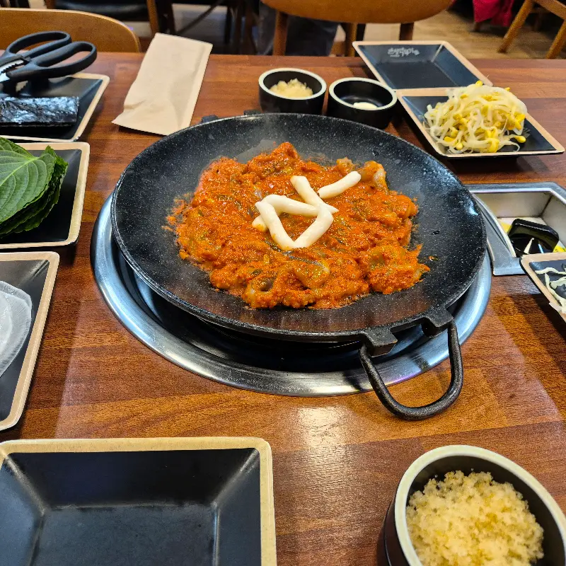 매콤한 양념에 볶아진 볶음밥