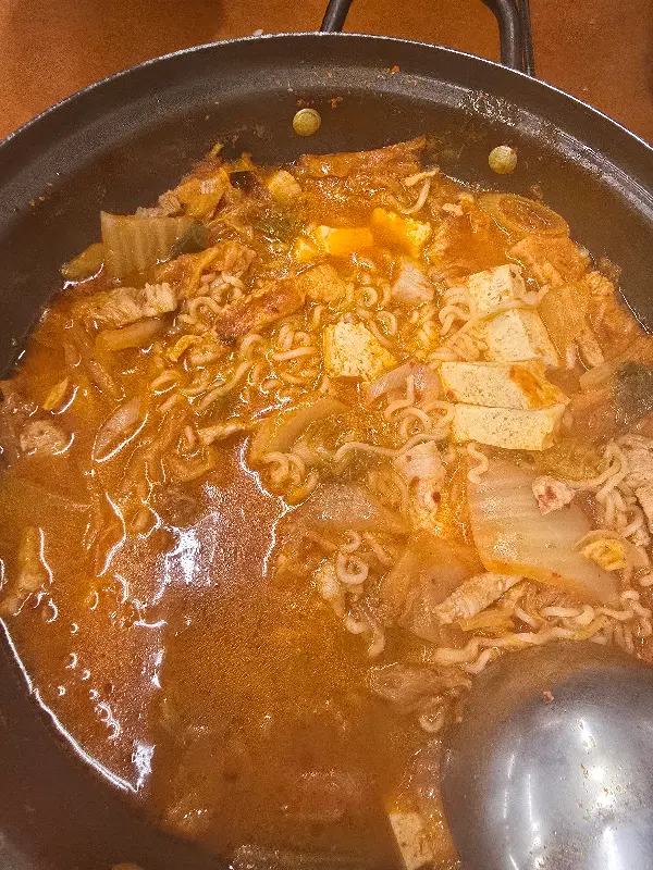 라면 사리를 추가한 김치찌개