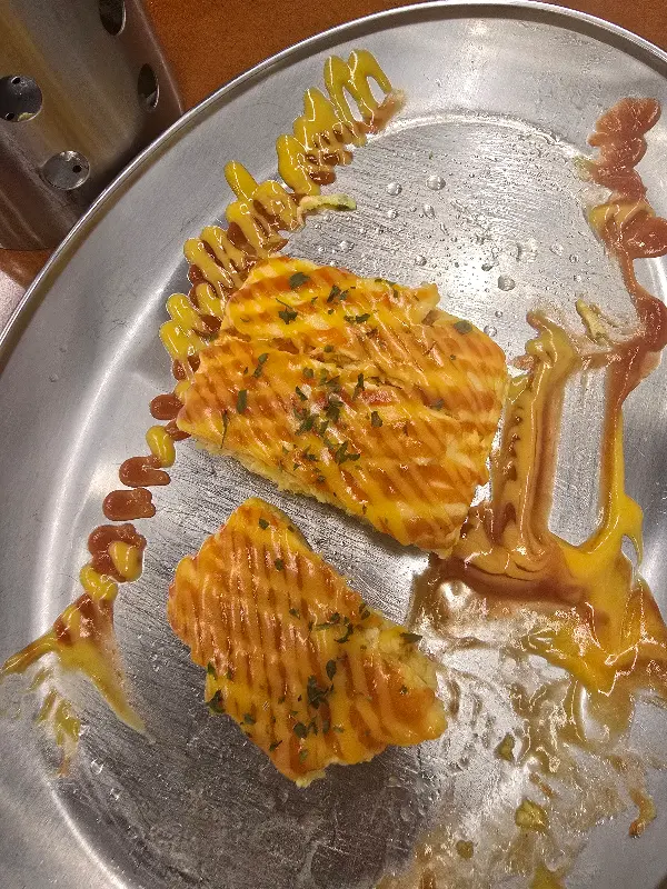 깨끗하게 비워진 계란말이 접시