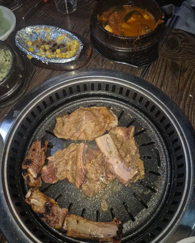 숯불 위에서 맛있게 구워지고 있는 돼지 왕갈비