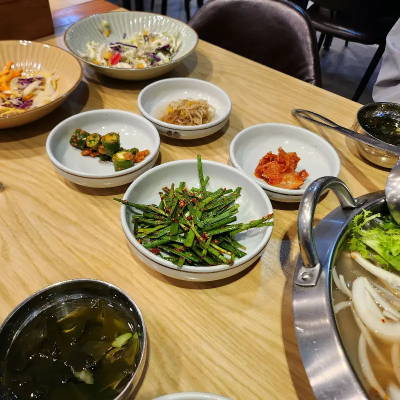 푸짐하게 차려진 밑반찬