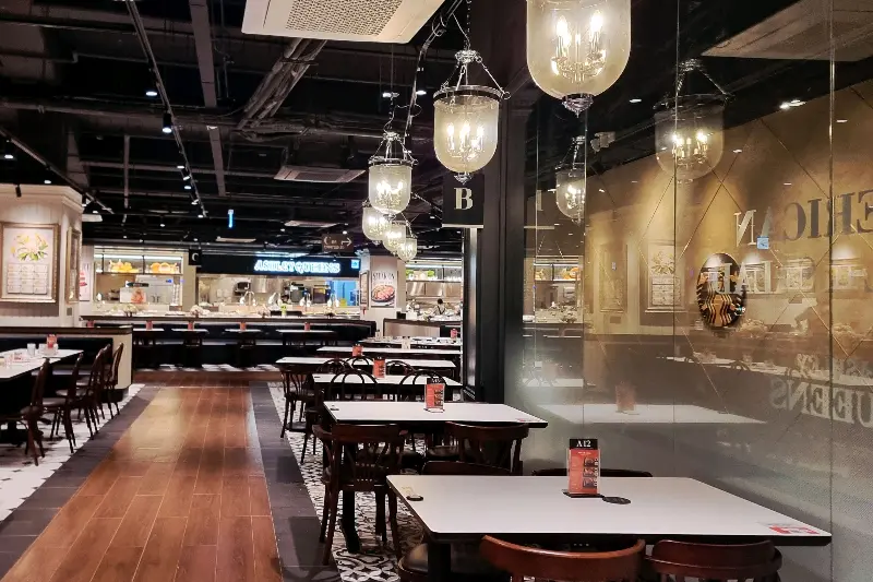 넓고 깔끔한 매장 내부