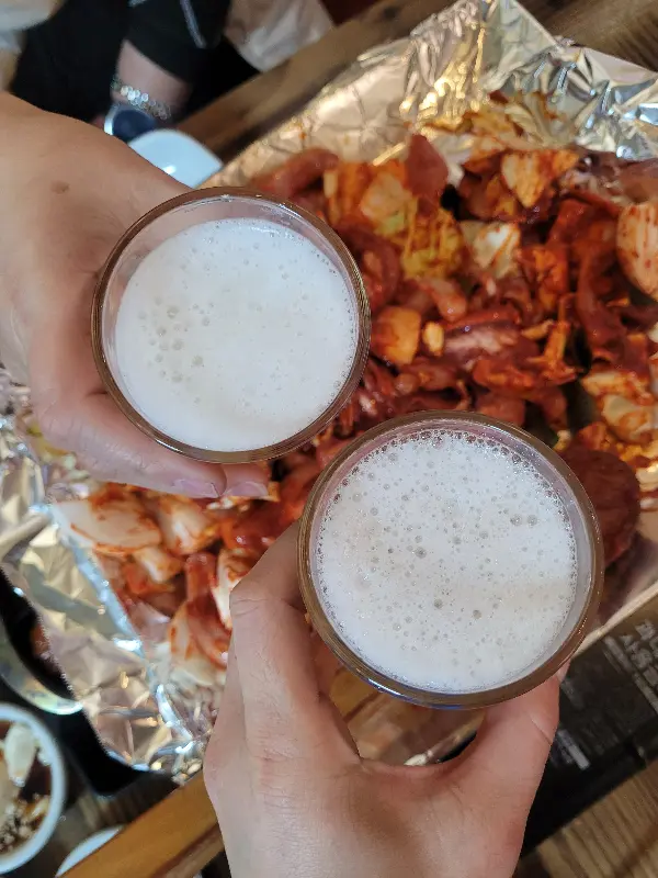 꼼장어와 함께 즐기는 시원한 맥주 한 잔